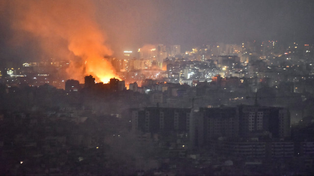 Des flammes et de la fumée s'élèvent dans une zone ciblée par une frappe aérienne israélienne dans la banlieue sud de Beyrouth, le 6 octobre 2024. Les médias officiels libanais ont déclaré que cinq frappes israéliennes ont touché le sud de Beyrouth et sa périphérie dans la nuit du 5 octobre 2024, dont quatre "très violentes", après que l'armée israélienne ait appelé les habitants à évacuer le bastion du Hezbollah.