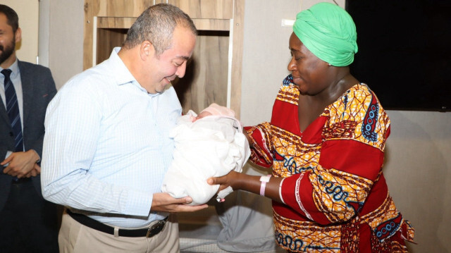 L'ambassadeur de la République de Türkiye au Niger, Ozgur Cinar entouré des adminsitratifs de l'hôpital, le 5 octobre 2024. 