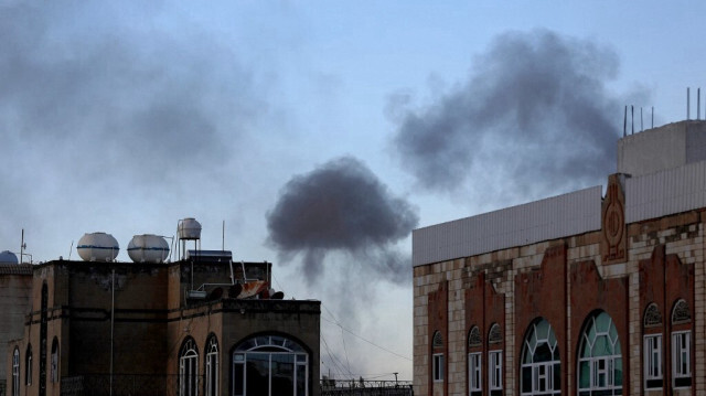 De la fumée s'élève à Sanaa à la suite d'explosions, le 4 octobre 2024. 