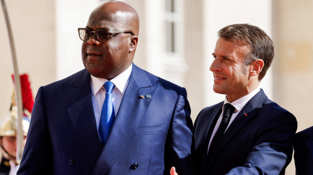 Le président français Emmanuel Macron (R) salue le président congolais Felix Tshisekedi à son arrivée pour assister au 19e Sommet de la Francophonie à la "Cité internationale de la langue française" au château de Villers-Cotterets, dans le nord-est de la France, le 4 octobre 2024. Le président français Emmanuel Macron accueille des dizaines de dirigeants de pays francophones pour un sommet dont il espère qu'il contribuera à renforcer l'influence de la France dans un monde en proie à des crises, en particulier en Afrique. Les dirigeants se sont réunis du 4 au 5 octobre pour le sommet de la Francophonie, qui se tient en France pour la première fois depuis 33 ans.