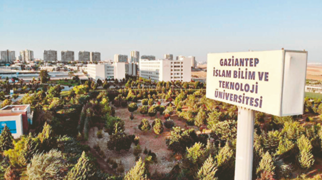 Une photo de l'université islamique, scientifique et technologique de Gaziantep en Türkiye.