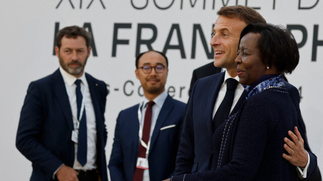 Le président français Emmanuel Macron et la secrétaire générale de la Francophonie Louise Mushikiwabo (à droite) réagissent à la fin de la séance de clôture du XIXe Sommet de la Francophonie au Grand Palais à Paris, le 5 octobre 2024. Le président français accueille des dizaines de dirigeants de pays francophones pour un sommet dont il espère qu'il contribuera à renforcer l'influence de la France dans un monde en proie à des crises, en particulier en Afrique. Les dirigeants se sont réunis les 4 et 5 octobre pour le sommet de la Francophonie, qui se tient en France pour la première fois depuis 33 ans.