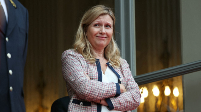 La présidente de l'Assemblée nationale, Yael Braun-Pivet, attend l'arrivée du nouveau Premier ministre français, Michel Barnier, à l'hôtel de Lassay, résidence du président de l'Assemblée nationale, à Paris, le 7 septembre 2024.