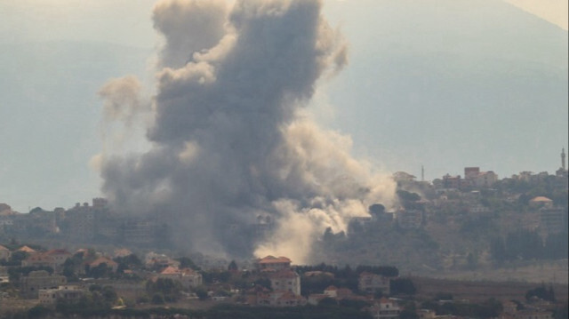 Une frappe aérienne israélienne a frappé le village de Khiam, situé dans le sud du Liban, provoquant d'importantes colonnes de fumée, le 07 octobre 2024.