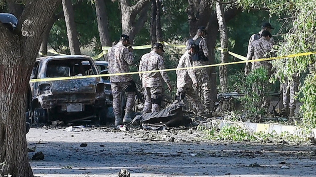 Le personnel de sécurité inspecte le site, au lendemain d'une explosion qui aurait été commise par des militants séparatistes et qui a visé un convoi d'ingénieurs et d'investisseurs chinois près de l'aéroport international de Karachi, à Karachi, le 7 octobre 2024. 