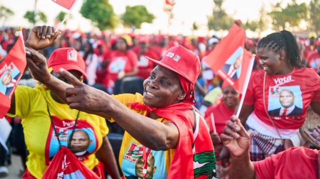 Des partisans du Front de libération du Mozambique (FRELIMO) scandent des slogans lors d'un rassemblement à Beira le 6 octobre 2024. Les électeurs mozambicains se rendront aux urnes le 9 octobre 2024 pour élire leur prochain président. 