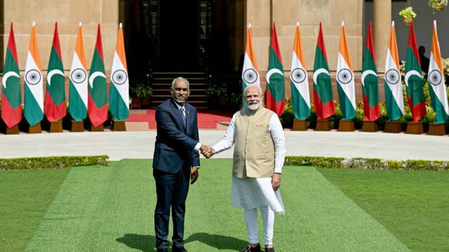 Le Premier ministre indien Narendra Modi (à droite) et le président des Maldives Mohamed Muizzu se serrent la main avant leur rencontre à Hyderabad House, à New Delhi, le 7 octobre 2024. 