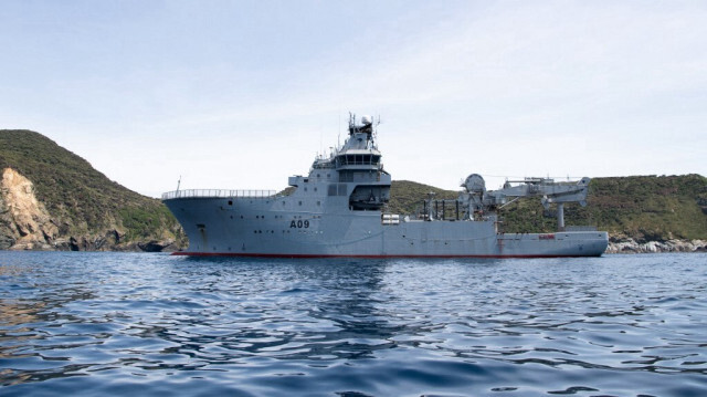 Le navire de la marine royale néo-zélandaise HMNZS Manawanui dans une baie des îles Three Kings.