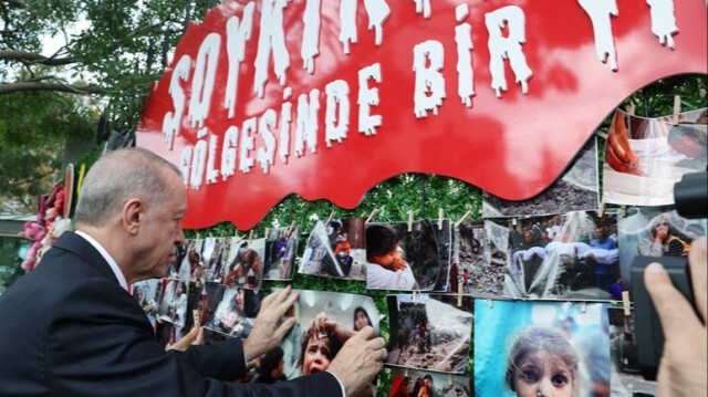 Le Président turc, Recep Tayyip Erdogan, visite l'exposition intitulée "Une année dans l'ombre du génocide" sur Gaza, à Ankara en Türkiye, le 07 octobre 2024.