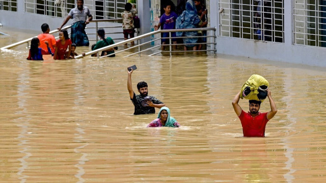 Les inondations et glissements de terrain causés par des pluies torrentielles, avaient déjà frappé le Népal, tuant au moins 225 personnes et augmentant ainsi le débit des cours d'eau traversant l'Inde et le Bangladesh.