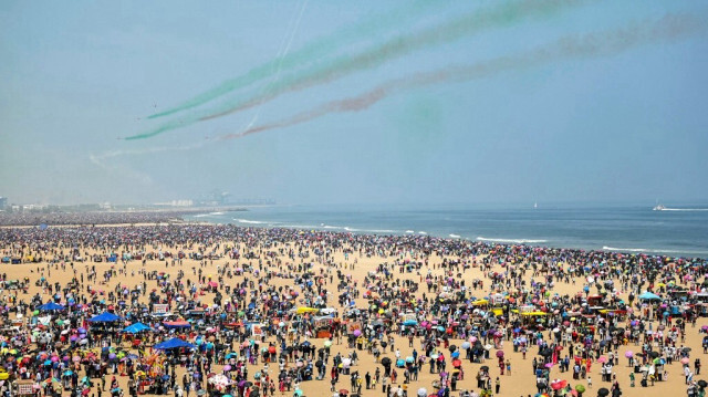 L'équipe de voltigeurs Surya Kiran de l'Indian Air Force (IAF) présente un spectacle aérien lors des célébrations précédant la journée de l'Indian Air Force à Marina Beach à Chennai, le 6 octobre 2024.