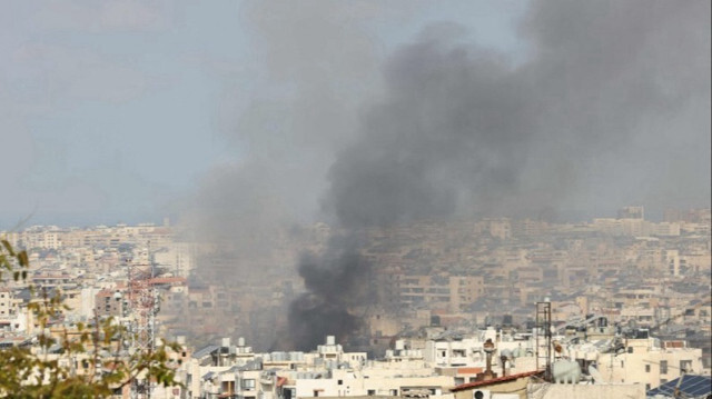 Des volutes de fumée s'échappent du site d'une frappe aérienne israélienne qui a visé un quartier de la banlieue sud de Beyrouth au Liban, le 07 octobre 2024.