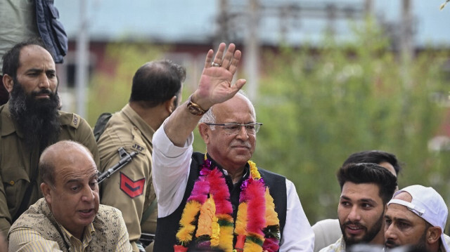 Tariq Hameed Karra, président régional du Congrès national indien (INC), salue ses partisans après avoir remporté les élections législatives à Srinagar, le 8 octobre 2024. 