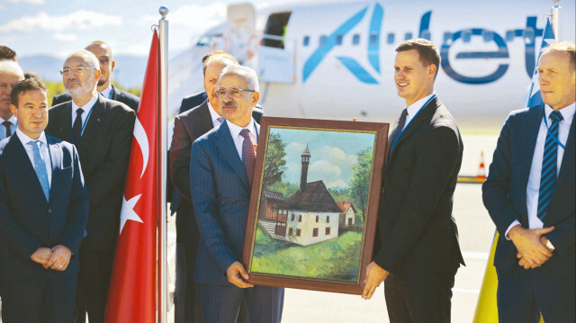 AJet'in, Bosna Hersek'in Tuzla Havalimanı'na yaptığı ilk uçuş vesilesiyle düzenlenen törende Ulaştırma ve Altyapı Bakanı Abdulkadir Uraloğlu'na tablo hediye edildi.