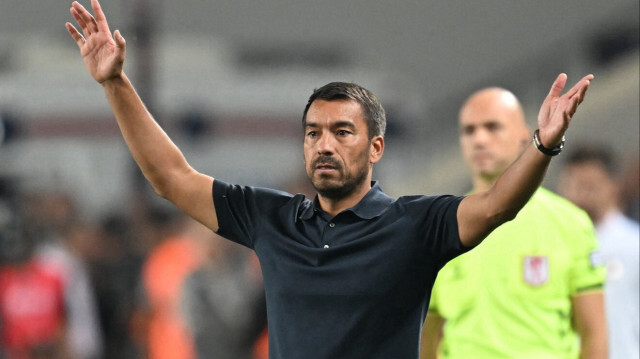 Giovanni van Bronckhorst'un son haftalardaki tercihleri taratışma konusu oldu. 