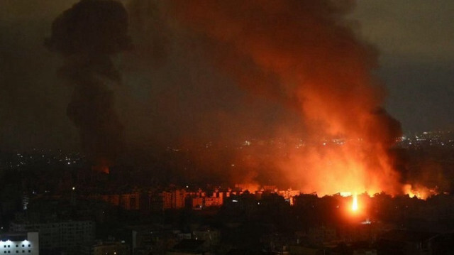 De la fumée s'élève du site d'une frappe aérienne israélienne qui a visé un quartier de la banlieue sud de Beyrouth au Liban, le 07 octobre 2024.