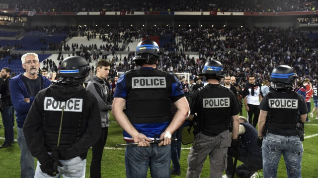 La police française après les affrontements entre supporters avant le match aller des quarts de finale de la Ligue Europa entre Lyon (OL) et Beşiktaş, le 13 avril 2017, au stade Parc Olympique Lyonnais à Décines-Charpieu, dans le centre-est de la France.