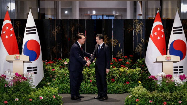 Le président sud-coréen Yoon Suk Yeol et le Premier ministre singapourien Lawrence Wong.