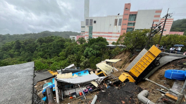 Véhicules de service public piégés dans un glissement de terrain déclenché par de fortes pluies après le passage du typhon Krathon à Keelung, Taïwan, le 4 octobre 2024.