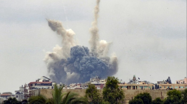 De la fumée s'échappant du site d'une frappe aérienne israélienne qui a visé un village du sud du Liban, le 07 octobre 2024.