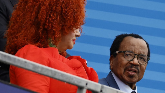 Le président camerounais Paul Biya (à droite) et son épouse Chantal Biya (à gauche) regardent la cérémonie d'ouverture des Jeux olympiques de Paris 2024 à Paris, le 26 juillet 2024. 