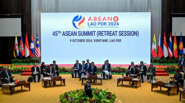 Le Premier ministre du Laos, Sonexay Siphandone (C), dirige le 45e sommet de l'Association des nations de l'Asie du Sud-Est (ANASE) à Vientiane, le 9 octobre 2024.