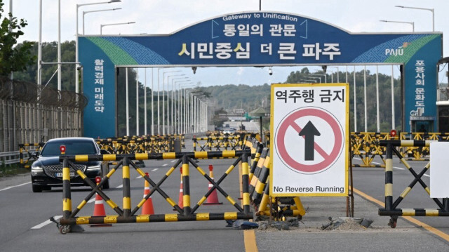 Une voiture passe devant des barricades à un poste de contrôle militaire sur le pont Tongil, la route menant à la ville nord-coréenne de Kaesong, dans la ville frontalière de Paju, le 9 octobre 2024.