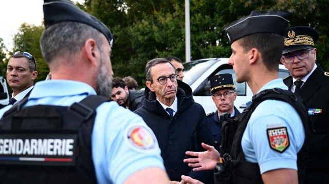 Le ministre français de l'Intérieur Bruno Retailleau et les gendarmes français lors d'une opération aux Essarts, dans l'ouest de la France, le 4 octobre 2024. 
