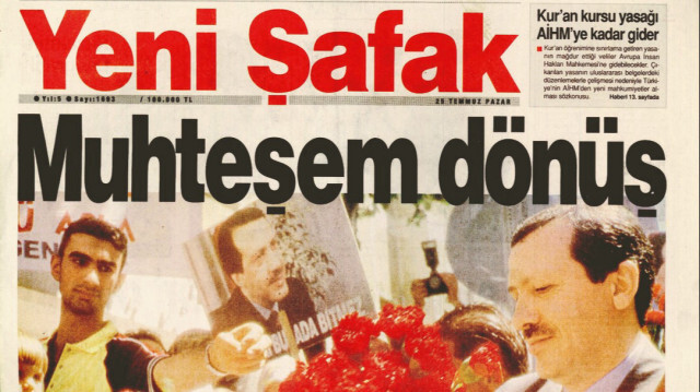 Hukuk dışı bir kararla 120 gün cezaevinde yatan Erdoğan’ın Pınarhisar’dan 24 Temmuz 1999’daki tahliyesi Yeni Şafak’ın 25 Temmuz 1999 tarihli nüshasına “Muhteşem dönüş” manşetiyle taşınmıştı.