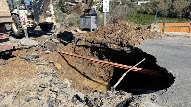 Bodrum'da isale hattının patlaması sonucu yolda göçük oluştu.