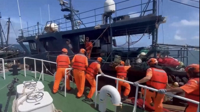 Un navire des garde-côtes taïwanais (à gauche) poursuivant un bateau de pêche chinois près de l'île de Qimei, qui fait partie de l'archipel de Penghu, administré par Taipei, le 9 octobre 2024.
