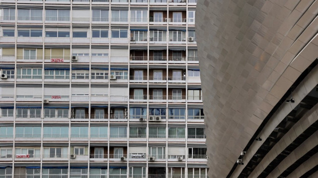 Banderoles accrochées aux balcons par des riverains protestant contre les concerts au stade Santiago Bernabéu à Madrid, le 8 octobre 2024.