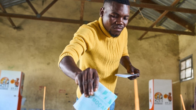 Un électeur vote dans un bureau de vote à Munhava à Beira le 9 octobre 2024 lors des élections nationales au Mozambique. 