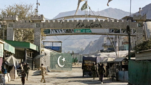 Le personnel de sécurité frontalière de l'Afghanistan et du Pakistan monte la garde au point zéro du poste frontière de Torkham entre les deux pays, dans la province de Nangarhar.