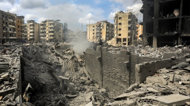 Cette photo montre une vue d'un cratère où un bâtiment s'est effondré suite à une attaque aérienne israélienne dans la banlieue sud de Beyrouth au Liban, le 07 octobre 2024.