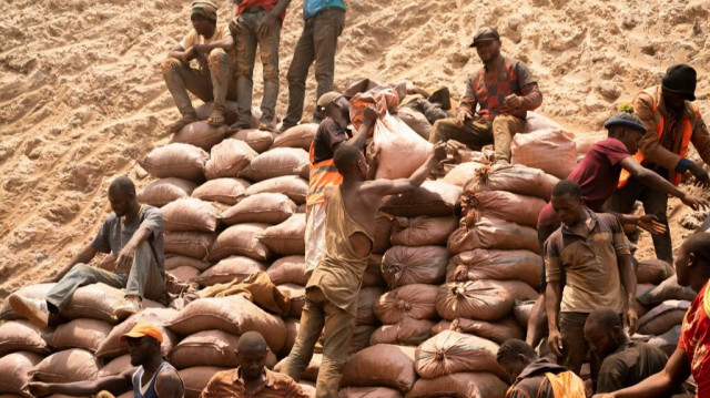 Un mineur artisanal transporte un sac de minerai à la mine artisanale de Shabara, près de Kolwezi, le 12 octobre 2022.