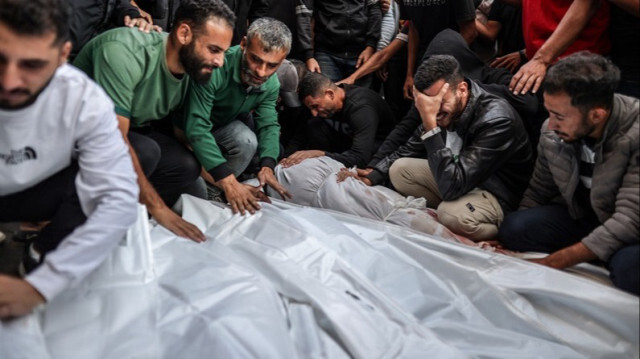 Les corps des Palestiniens décédés lors de l’attaque israélienne sur le camp de réfugiés de Nuseirat sont amenés par leurs parents à l'hôpital des Martyrs d'Al-Aqsa, dans la Bande de Gaza, le 01 novembre 2024.