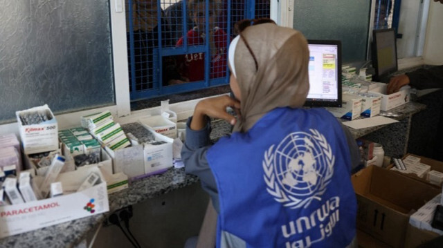 Des Palestiniens font la queue pour recevoir des médicaments au centre de santé japonais de l'UNRWA à Khan Younès, dans le sud de la Bande de Gaza.