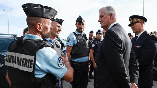 Le Premier ministre français Michel Barnier lors d'une discussion avec des policiers, des gendarmes, des douaniers, des agents de la préfecture et militaires au sujet de l'immigration, en France, le 18 octobre 2024.