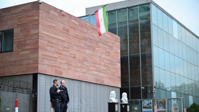 Des policiers allemands montent la garde devant le consulat général de la République islamique d'Iran à Francfort-sur-le-Main, dans l'ouest de l'Allemagne, le 31 octobre 2024, après que le ministre allemand des Affaires étrangères a annoncé la fermeture des trois consulats iraniens sur son sol en réponse à l'exécution d'un Iranien d'origine allemande Jamshid Sharmahd. 