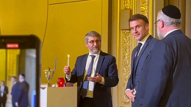 Le président Emmanuel Macron reçoit le prix annuel Lord Jakobovits de la Conférence des rabbins européens (CER), une cérémonie lors de laquelle le grand rabbin de France, Haïm Korsia, a allumé la première bougie du candélabre pour Hanouka, le 7 décembre 2023.
