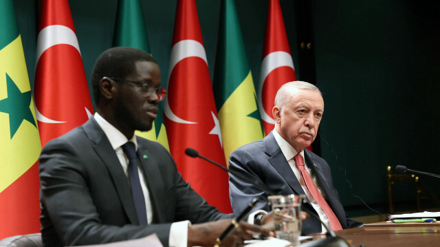 Le président turc Recep Tayyip Erdogan (à droite) et le président sénégalais Bassirou Diomaye Faye (à gauche) assistent à la cérémonie de signature d'accords au complexe présidentiel d'Ankara, en Turquie, le 31 octobre 2024.