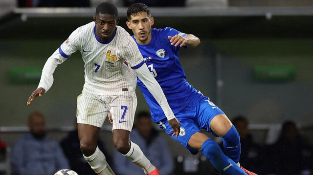 L'attaquant français Ousmane Dembele (G) et le défenseur israélien Matan Baltaxa Lors du match de football de l'UEFA Nations League A Groupe A2 entre Israël et la France à la Bozsik Arena, à Budapest, le 10 octobre 2024.