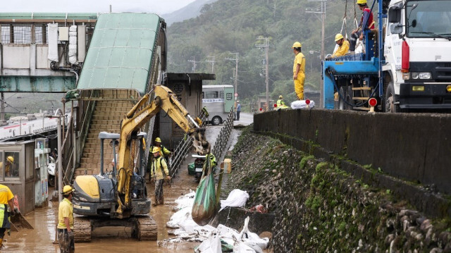 Des ouvriers nettoient la zone autour de la gare de Shicheng, touchée par le typhon Kong-rey, à Yilan, le 1er novembre 2024.