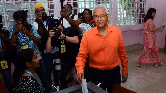 Le Premier ministre de l'île Maurice et candidat du Mouvement socialiste militant (MSM) Pravind Jugnauth (C) vote lors des élections générales mauriciennes de 2024 dans un bureau de vote à Port Louis, le 10 novembre 2024.