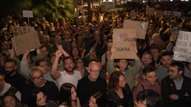 Des dizaines de milliers de personnes défilent à Valence pour exprimer leur colère face à la gestion par les autorités des inondations meurtrières. "La mauvaise gestion des irresponsables, des honteux, doit cesser", déclare un manifestant. Des milliers de personnes ont également défilé dans d'autres villes espagnoles samedi, mais les autorités régionales de Valence ont estimé à 130.000 le nombre de manifestants dans la capitale régionale. 