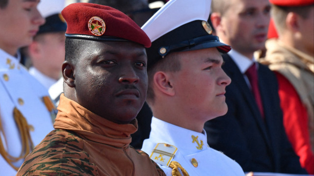 Le chef de la junte du Burkina Faso, le capitaine Ibrahim Traore, assiste au défilé de la Journée de la marine à Saint-Pétersbourg, le 30 juillet 2023.