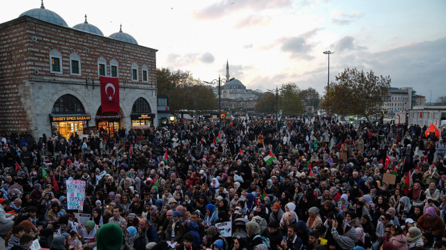 Les membres de l'Initiative Palestine ont défilé de la place Sultanahmet à la mosquée Eminönü Yeni pour protester contre Israël, qui commet des massacres à Gaza depuis 400 jours, le 9 novembre 2024.
