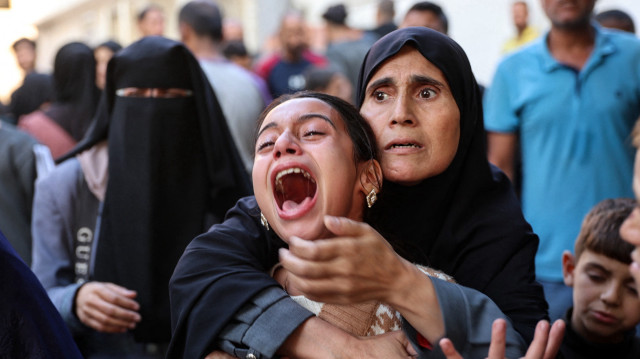 Une jeune fille palestinienne réagit dans la cour de l'hôpital al-Shifa de la ville de Gaza après que les corps des victimes y ont été transportés, à la suite d'une frappe israélienne qui a touché une école transformée en abri dans le camp de réfugiés d'Al-Shati, le 7 novembre 2024, dans le cadre de la guerre en cours entre Israël et le groupe militant du Hamas.