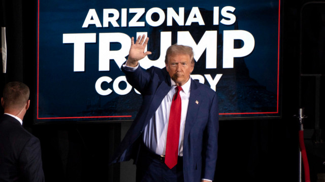 L'ancien président des États-Unis et candidat républicain à l'élection présidentielle Donald Trump salue la foule alors qu'il quitte les lieux après avoir pris la parole lors d'un événement de campagne au Tucson Music Hall à Tucson, Arizona, le 12 septembre 2024. Donald Trump a remporté l'État de l'Arizona lors de l'élection présidentielle américaine de cette semaine, selon les projections des chaînes de télévision américaines pour le 9 novembre 2024, complétant ainsi le balayage par le républicain des sept États clés.